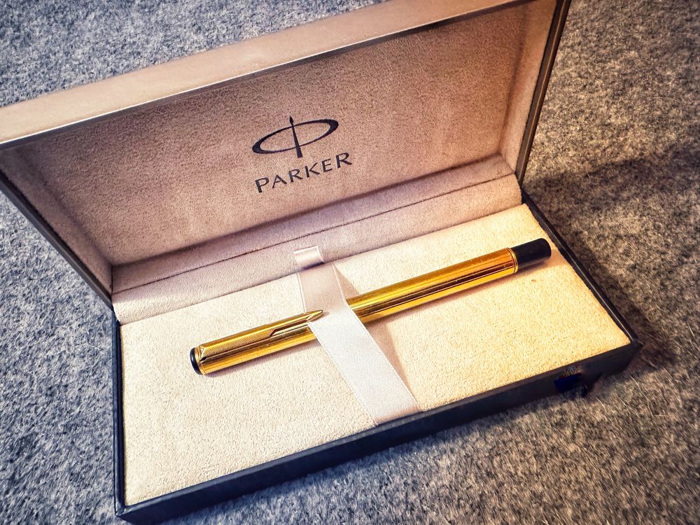 Золотистая ручка Parker