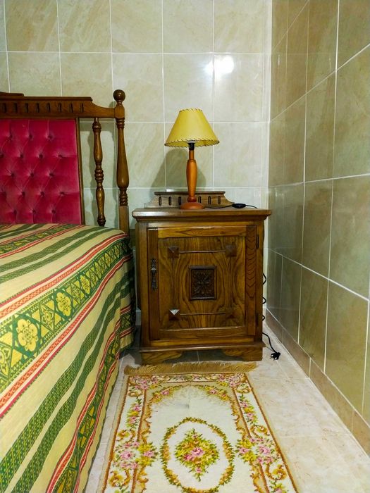Cama madeira maciça, com cabeceira estofada em capitonê vermelho
