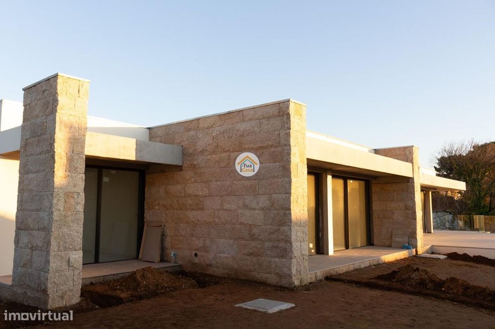 Moradia T3 com Piscina na Granja – Três Suítes, Eficiência e Confor