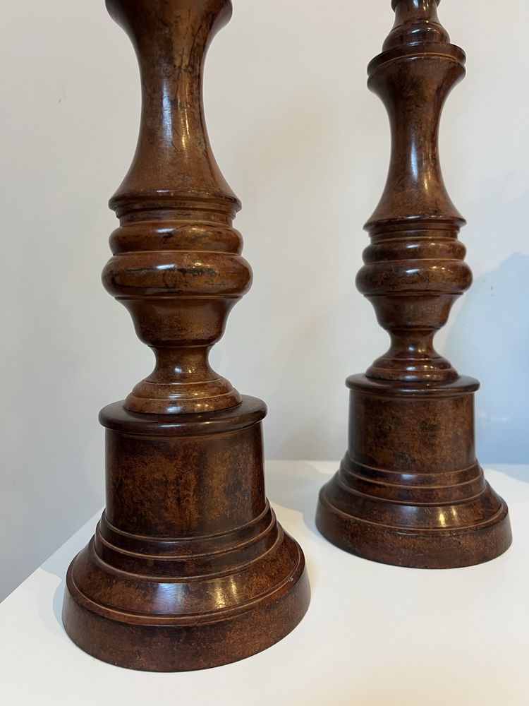 Para klasycznych podstaw lamp stołowych