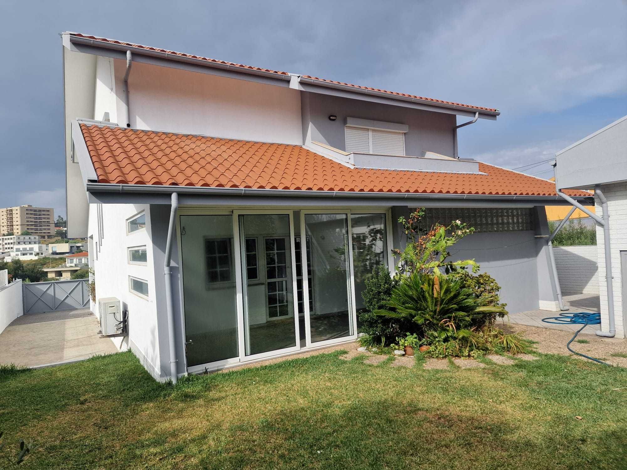 aceita-se permuta
Vivenda T3+1 de 4 frentes
remodelada