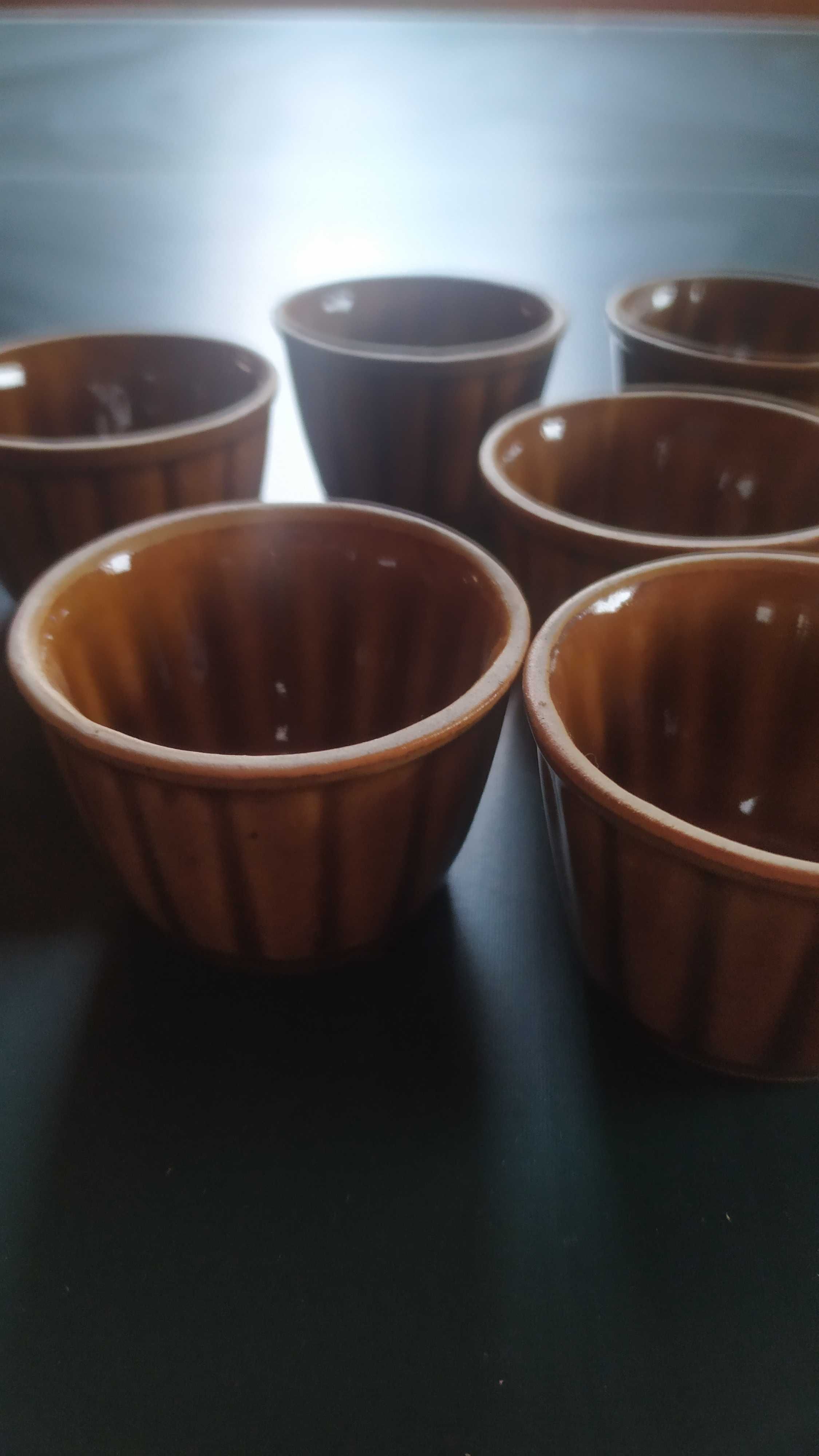 Komplet czarek ceramicznych 6 szt. brązowe jak foremki z lat 70.