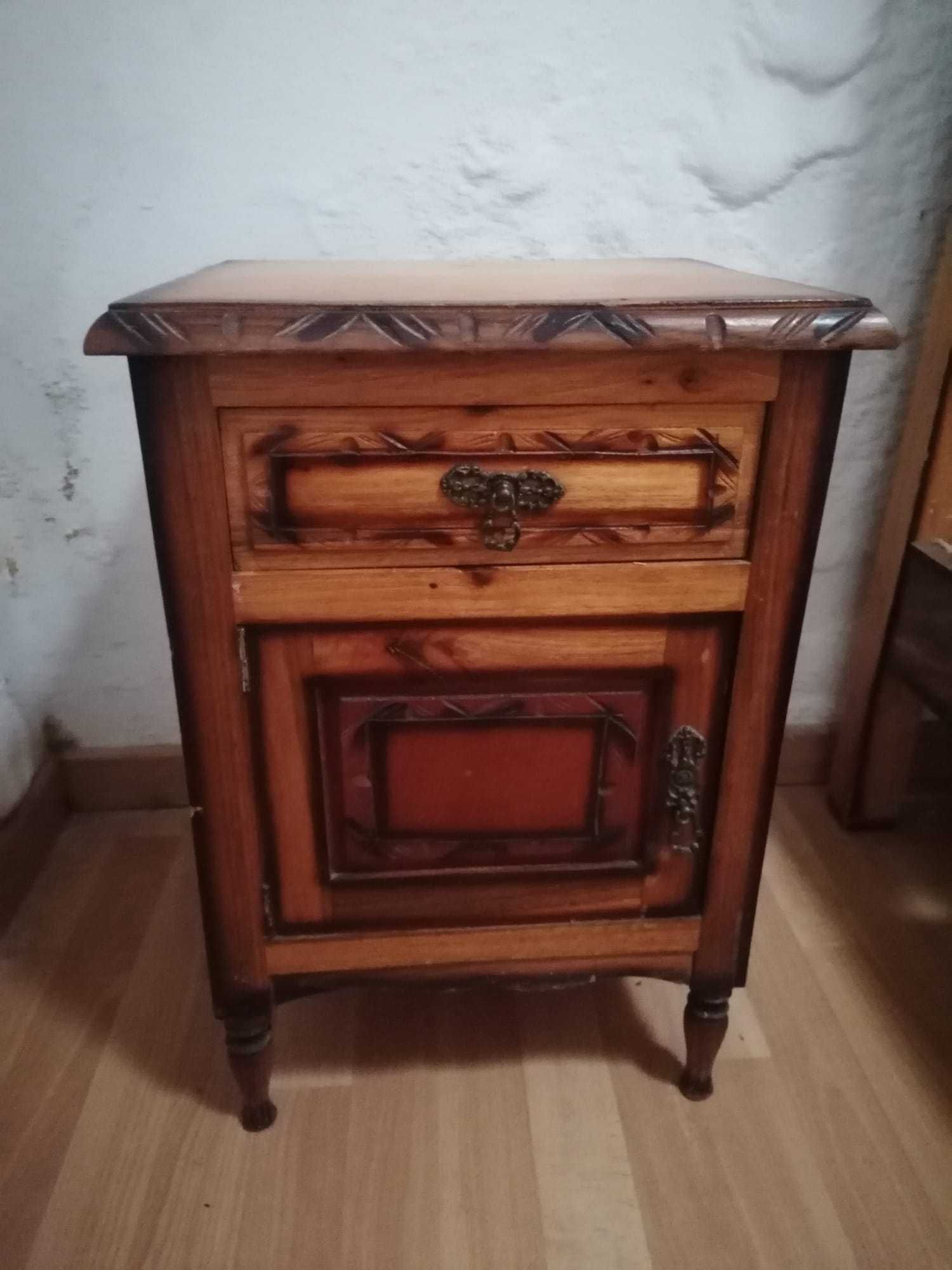 Quarto antigo (cama, mesinhas, espelho, roupeiro)