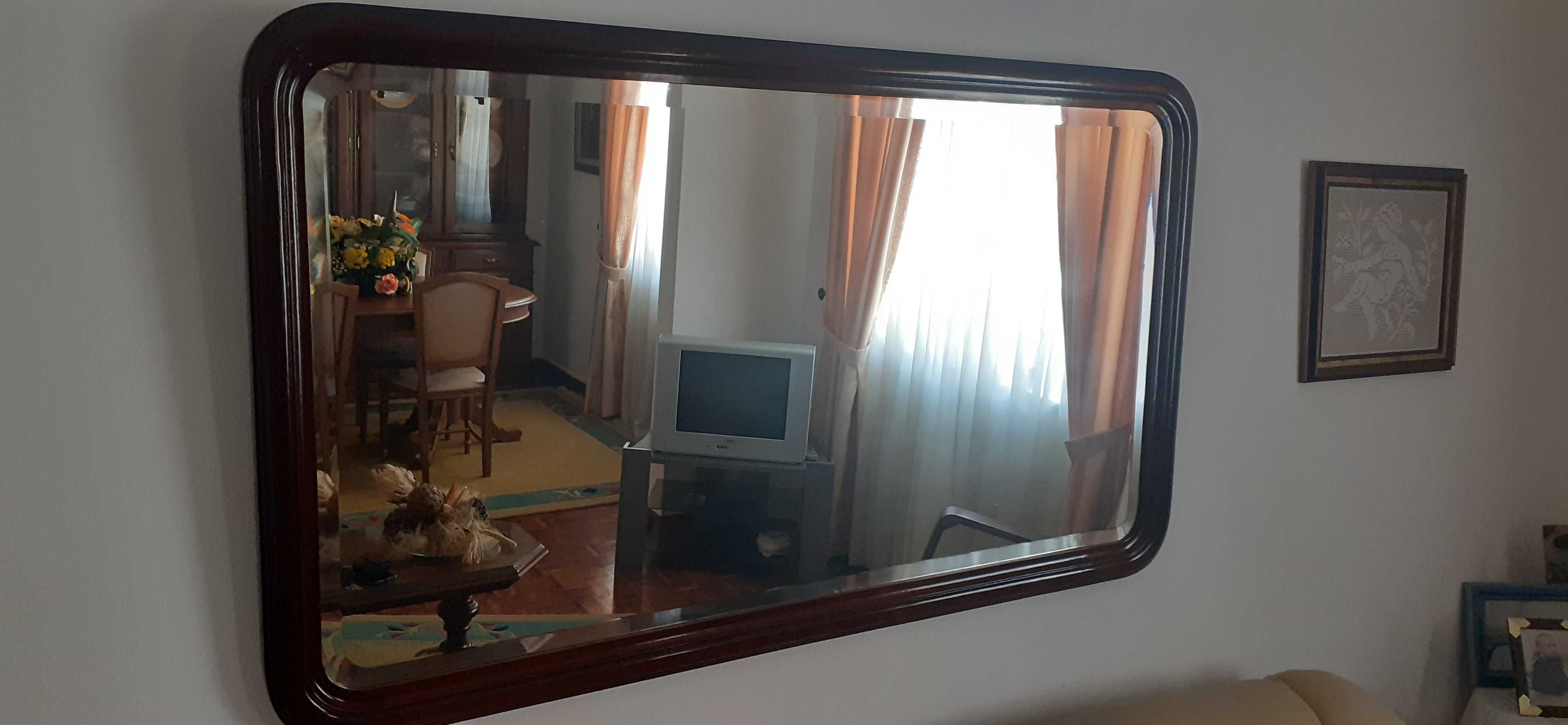 Espelho de parede retangular com moldura em madeira