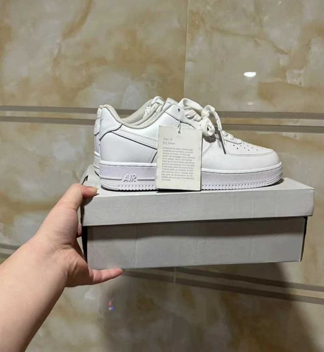 Białe buty Nike Air Force 1'07 w rozmiarze 36.5