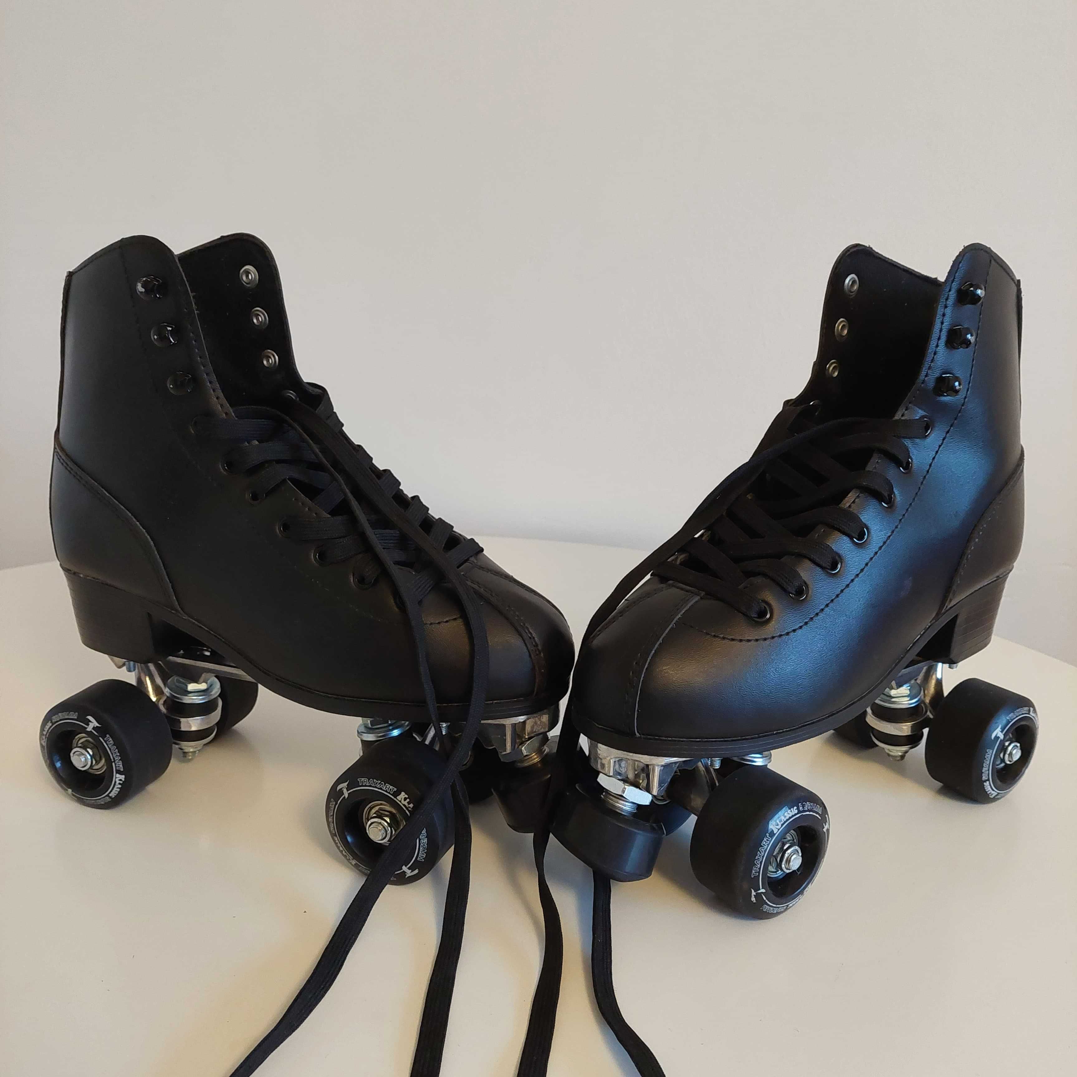 Patins de 4 Rodas adulto Quad Marca Traxart Klassic preto alumínio.