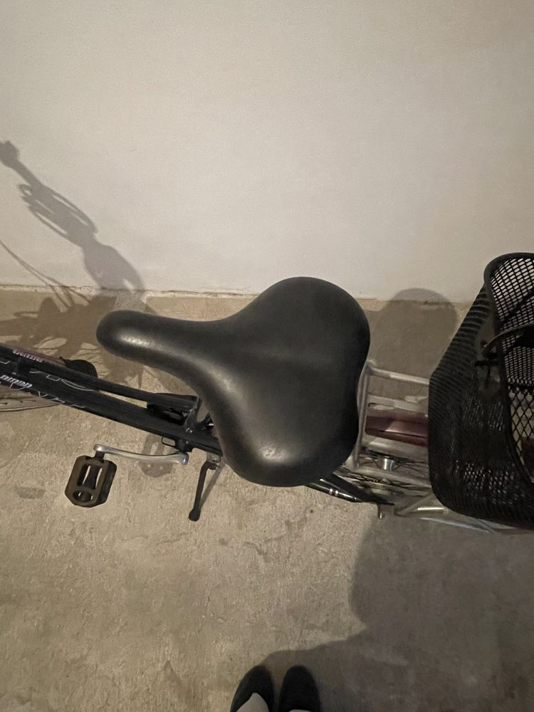 Bicicleta urbana GIANT com cesto