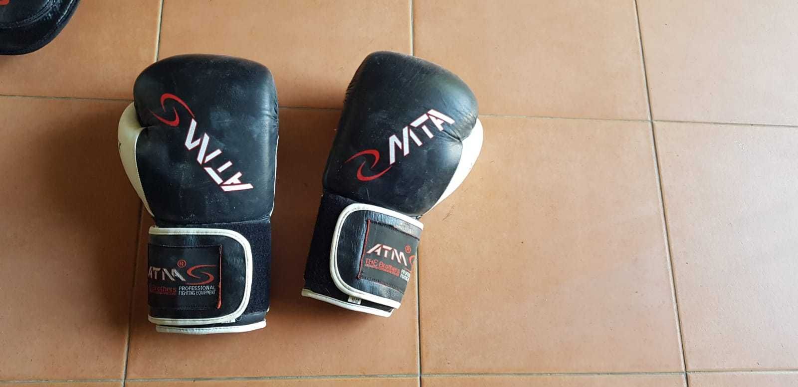 conjunto luvas e joelheiras de kickboxe