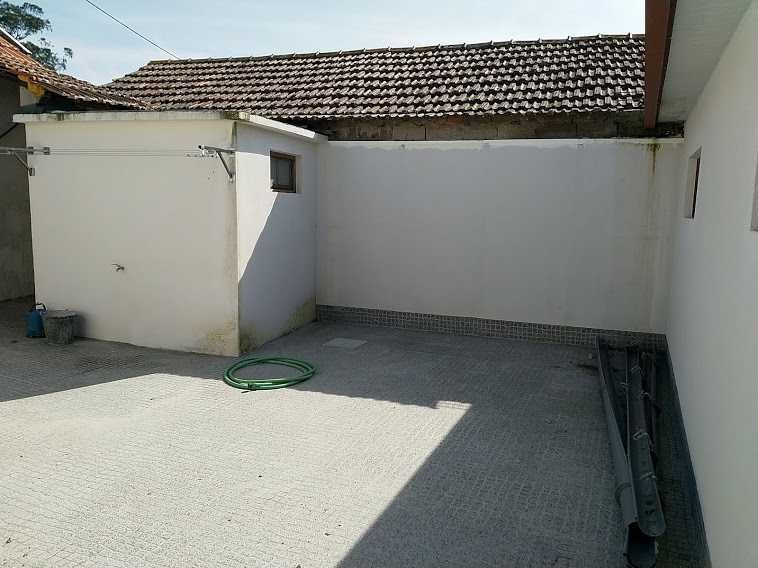 Arrenda-se moradia com 2 quartos