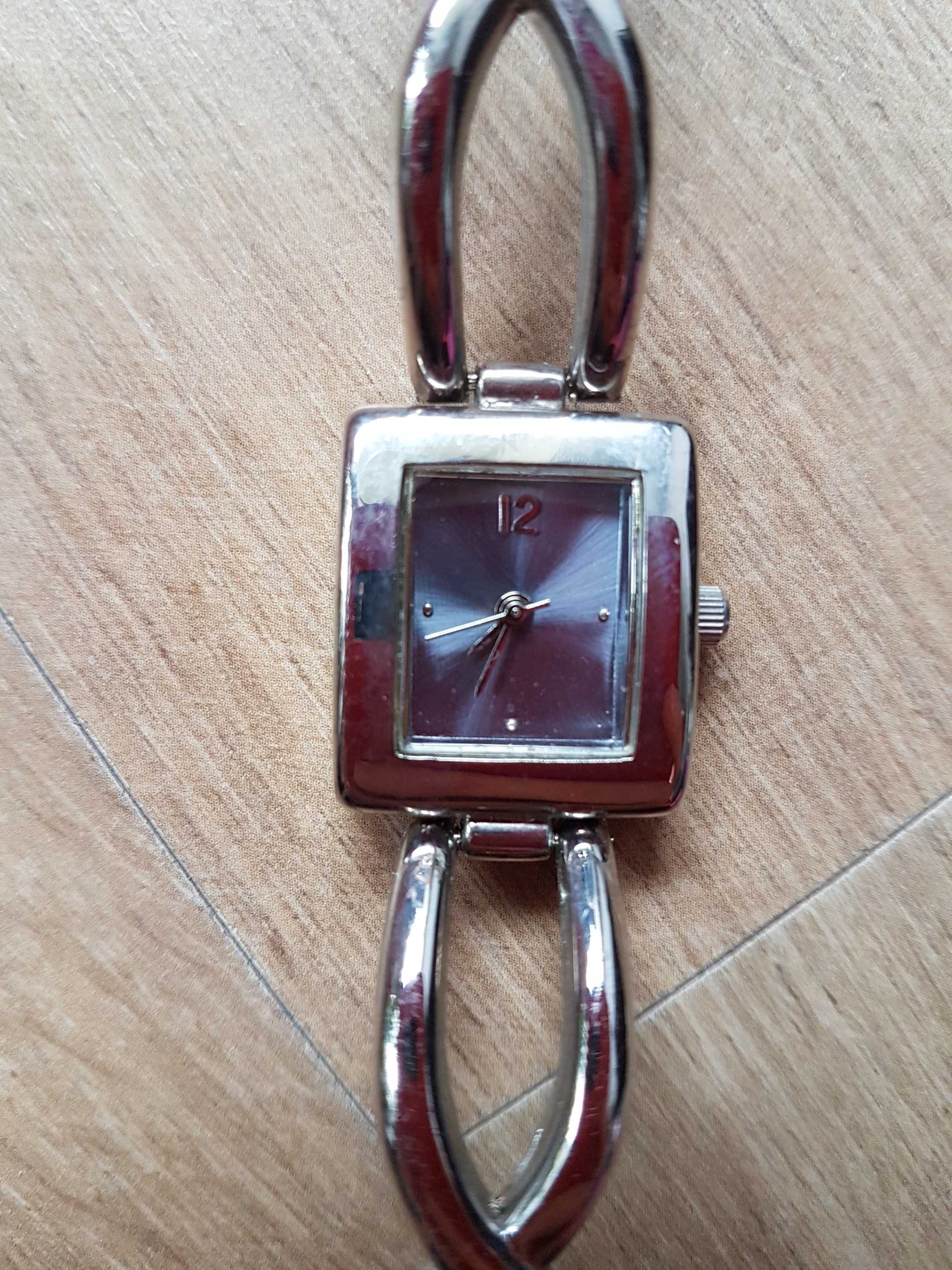 Zegarek damski na ozdobnej bransolecie kolor srebrny
