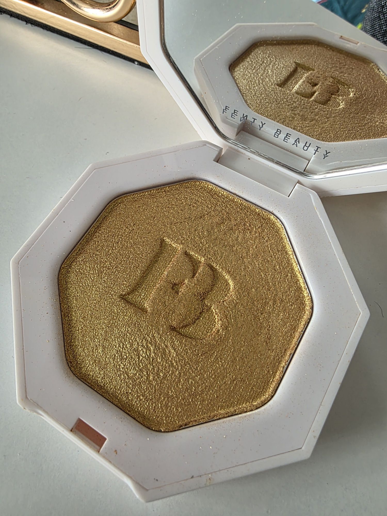 Roświetlacz Fenty Beauty złoty