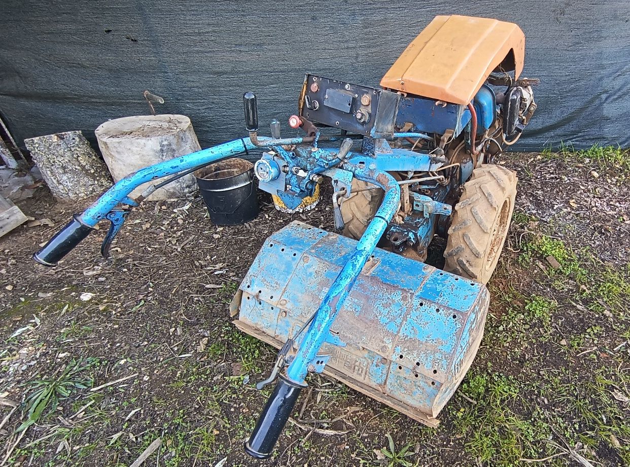 Motocultivador lombardini com alfaias agrícolas e reboque atração às 4