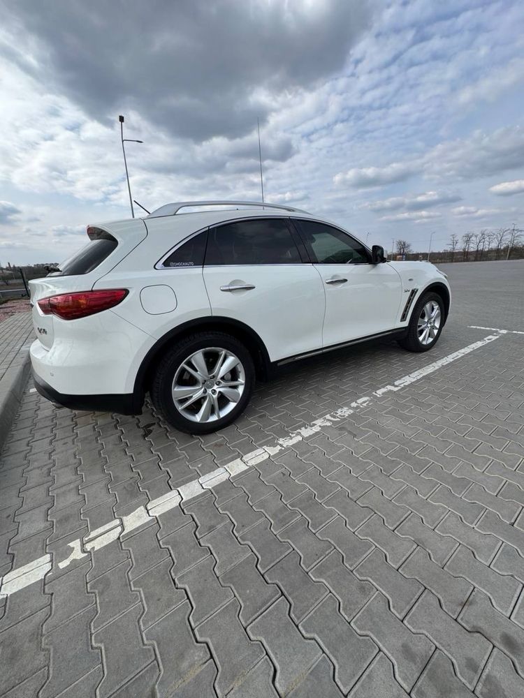 Infinity QX-70 Автомобіль