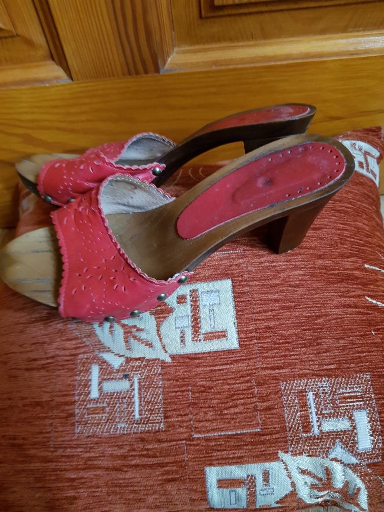 Czerwone buty klapki drewniaki