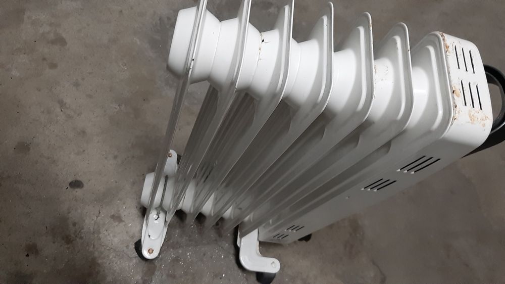 Aquecedor a óleo a funcionar como novo e em bom estado