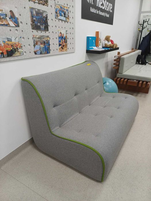 Szara kanapa z zielonymi lamówkami