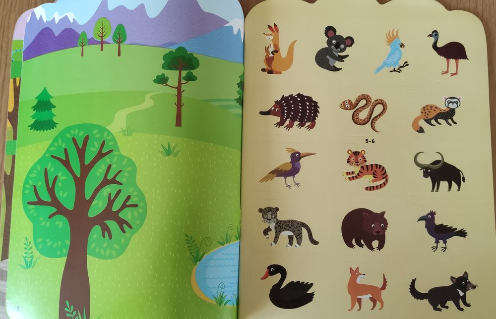 Розвиваюча книга "Граємо з наліпками. Тварини в птахи" 1+ рік