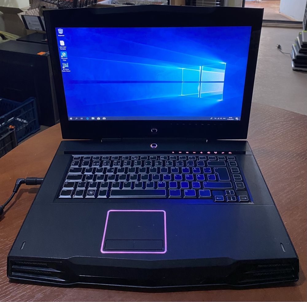 ноутбук AlienWare M15X 15.6"/4GB RAM/300GB HDD/ i5 CPU! N1086