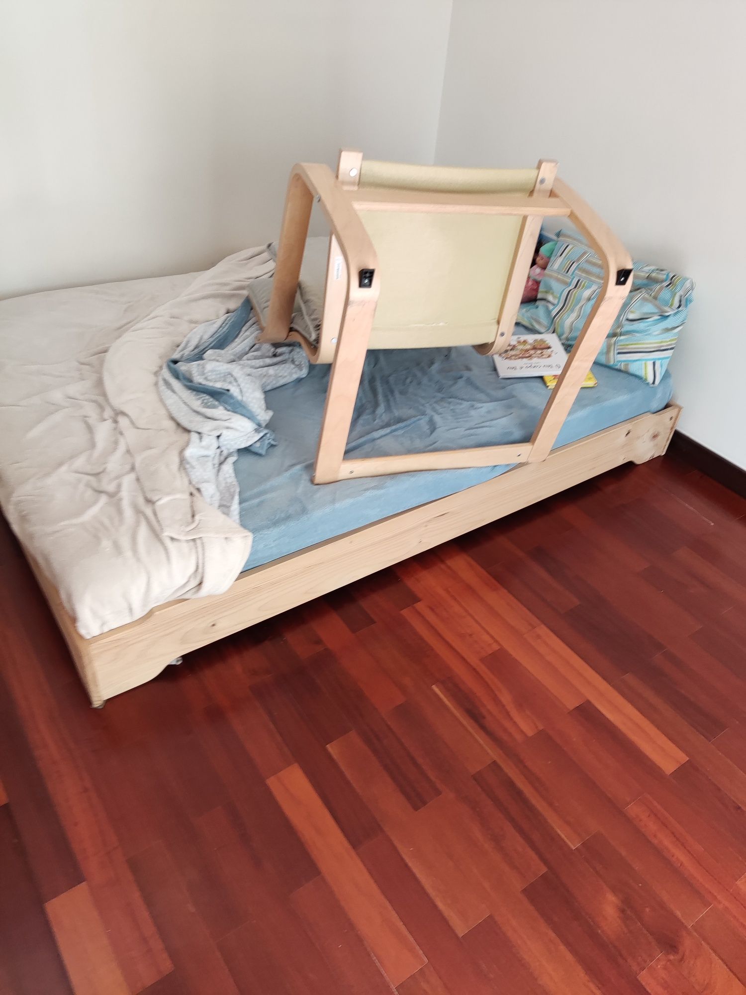 Cama baixa 100% madeira de 135x190