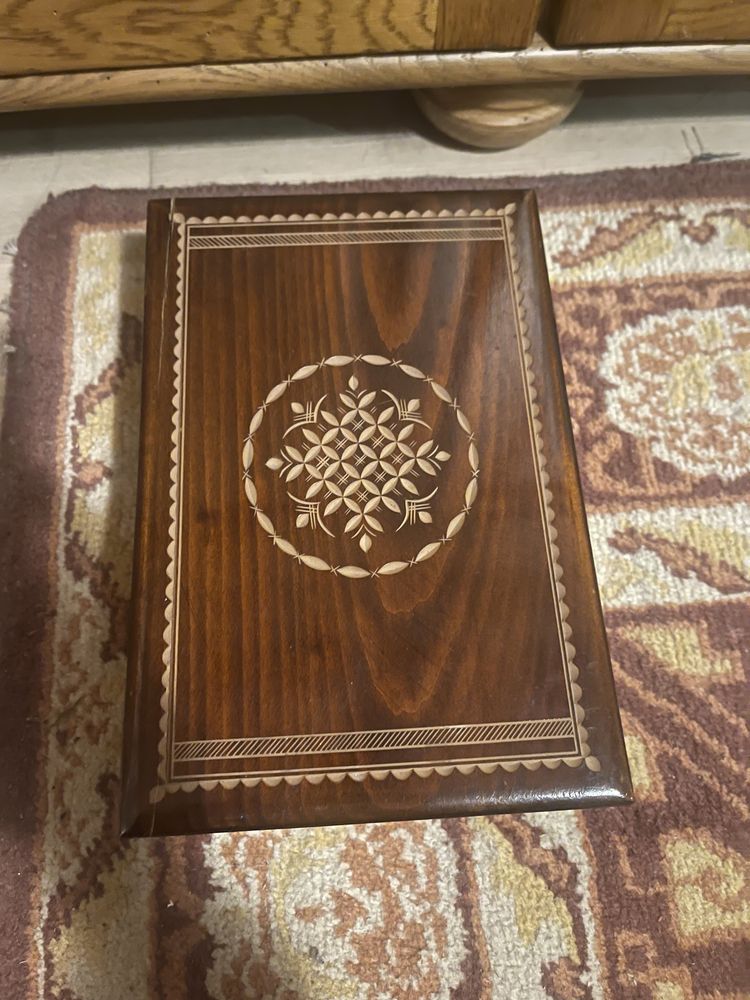 Stara vintage szkatułka na biżuterie drewniana z lusterkiem
