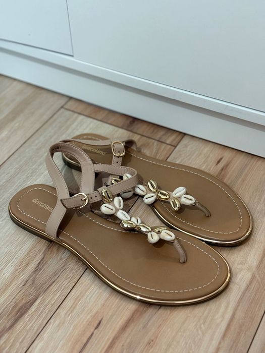 Sandały na płaskiej podeszwie