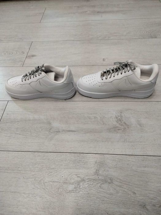 1 but prawy nowy Nike nr 40, długość wkładki 26 cm unisex