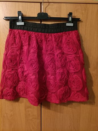 Czerwona spódnica w róże