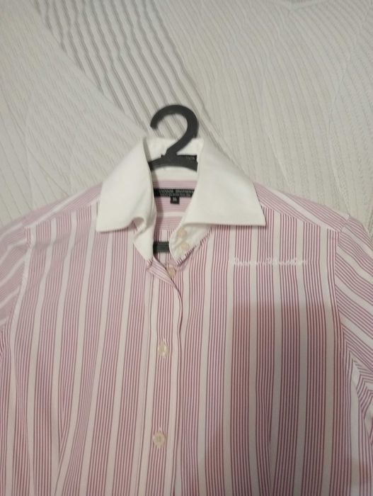 Blusa senhora branca com riscas lilás da Sacoor Brothers