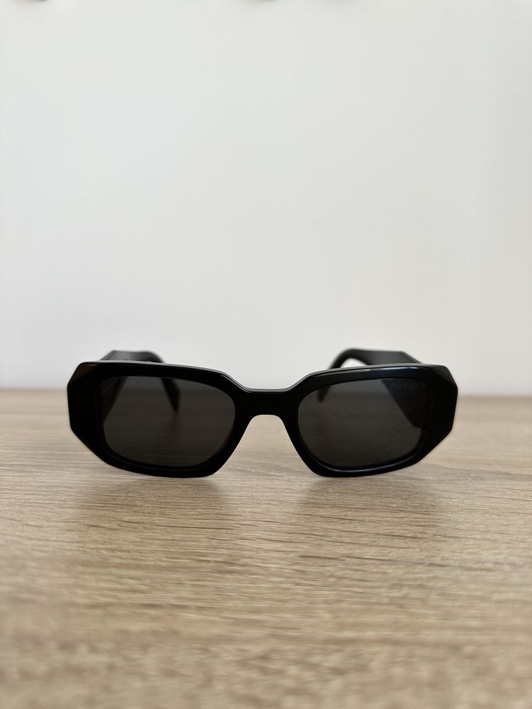 Óculos pretos da Prada