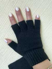 Перчатки без пальцев серого цвета