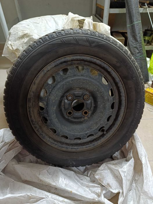 Felgi stalowe z oponami zimowymi 175/65R15 z nakrętka Toyota Yaris III