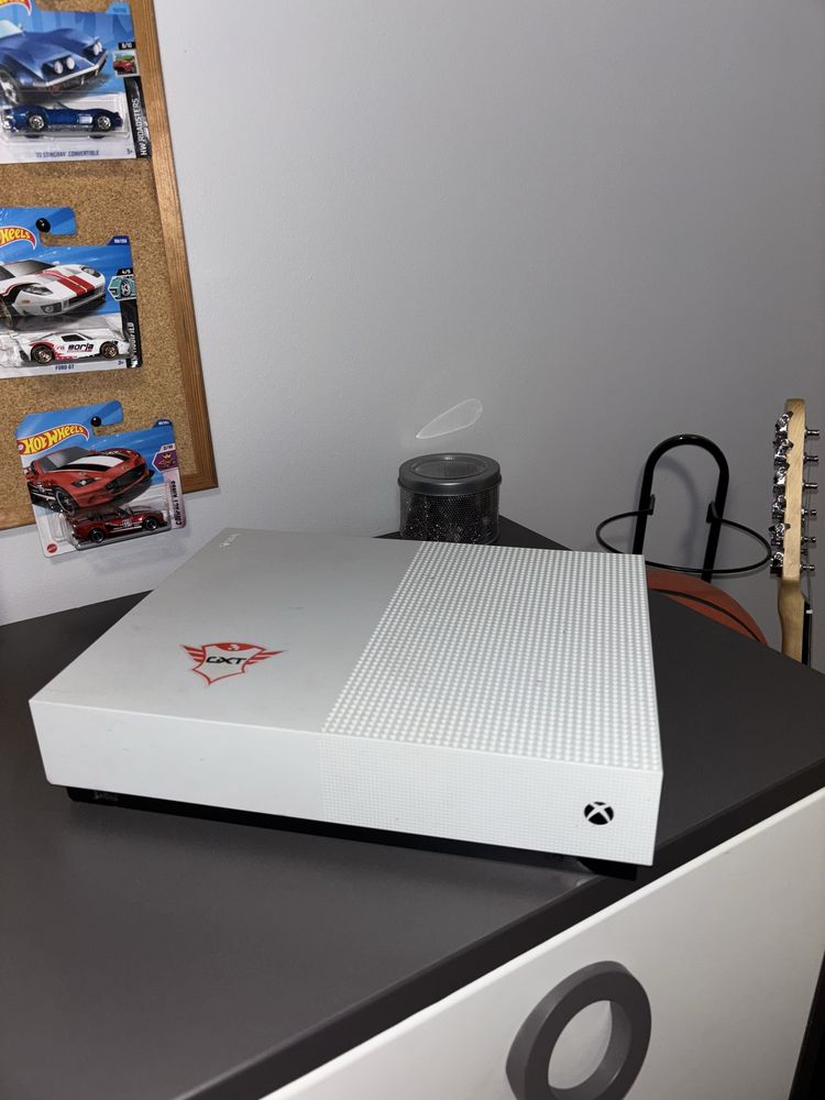 Xbox One S All-Digital 1TB + pad