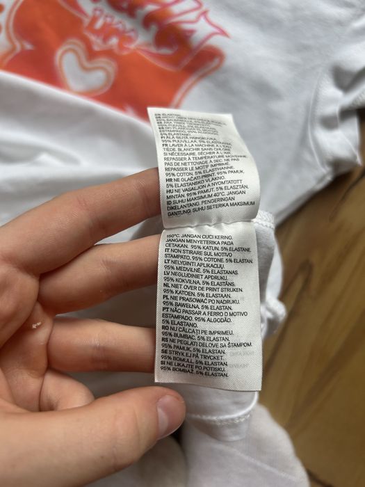 biala sukienka h&m z nadrukiem