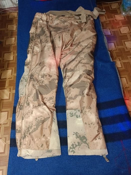 Продам зимові гарни штани, нові, піксель, з підтяжками 850гр