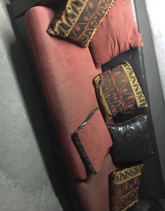 Vendo Sofá Chaise longue grande com 6 almofadas em pele