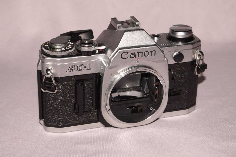 Canon AE-1 + FD 50mm f/1.4 або f/1.8