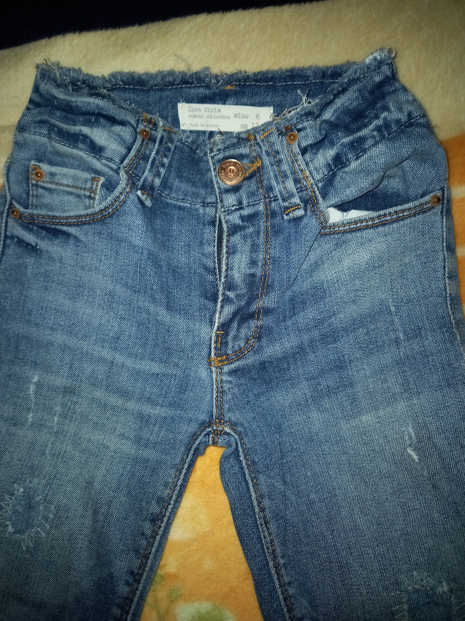 Фирменные стильные джинсы на девочку рост 110/116 в отличном состоянии