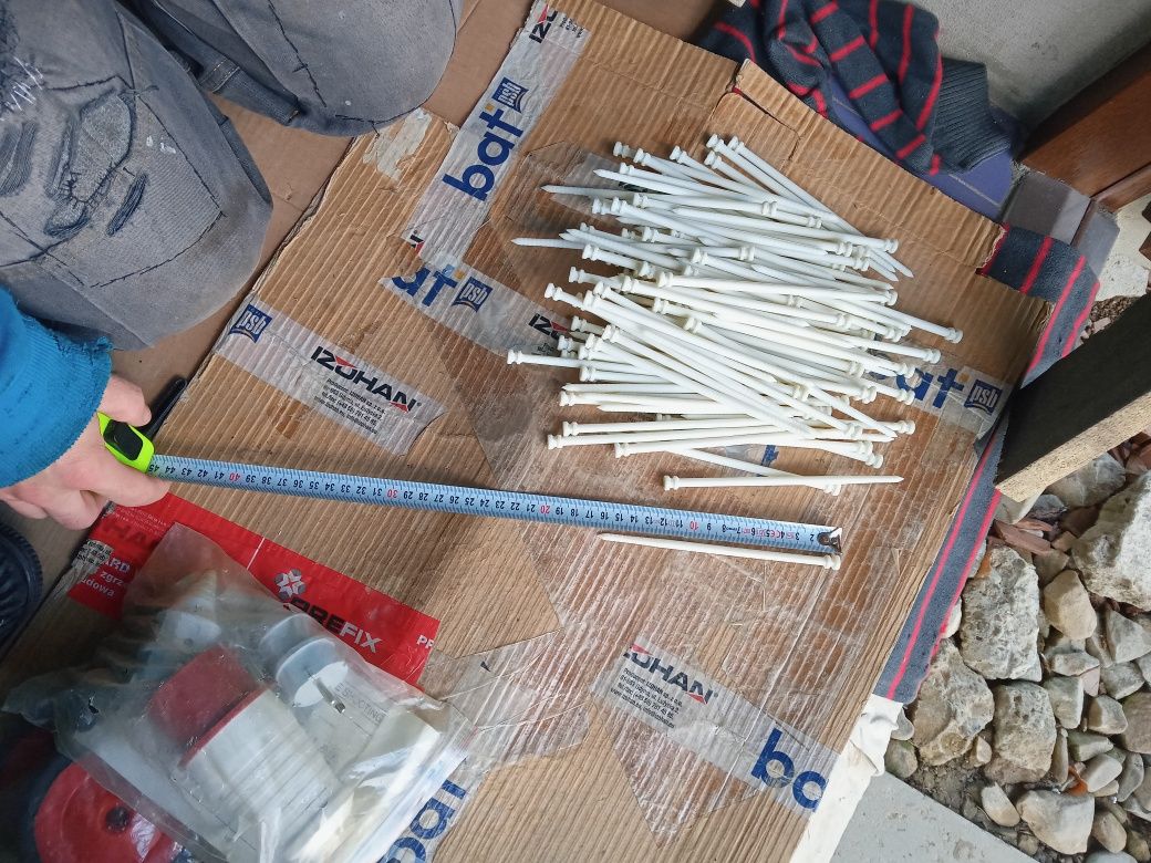 Plastikowe kołki do styropianu