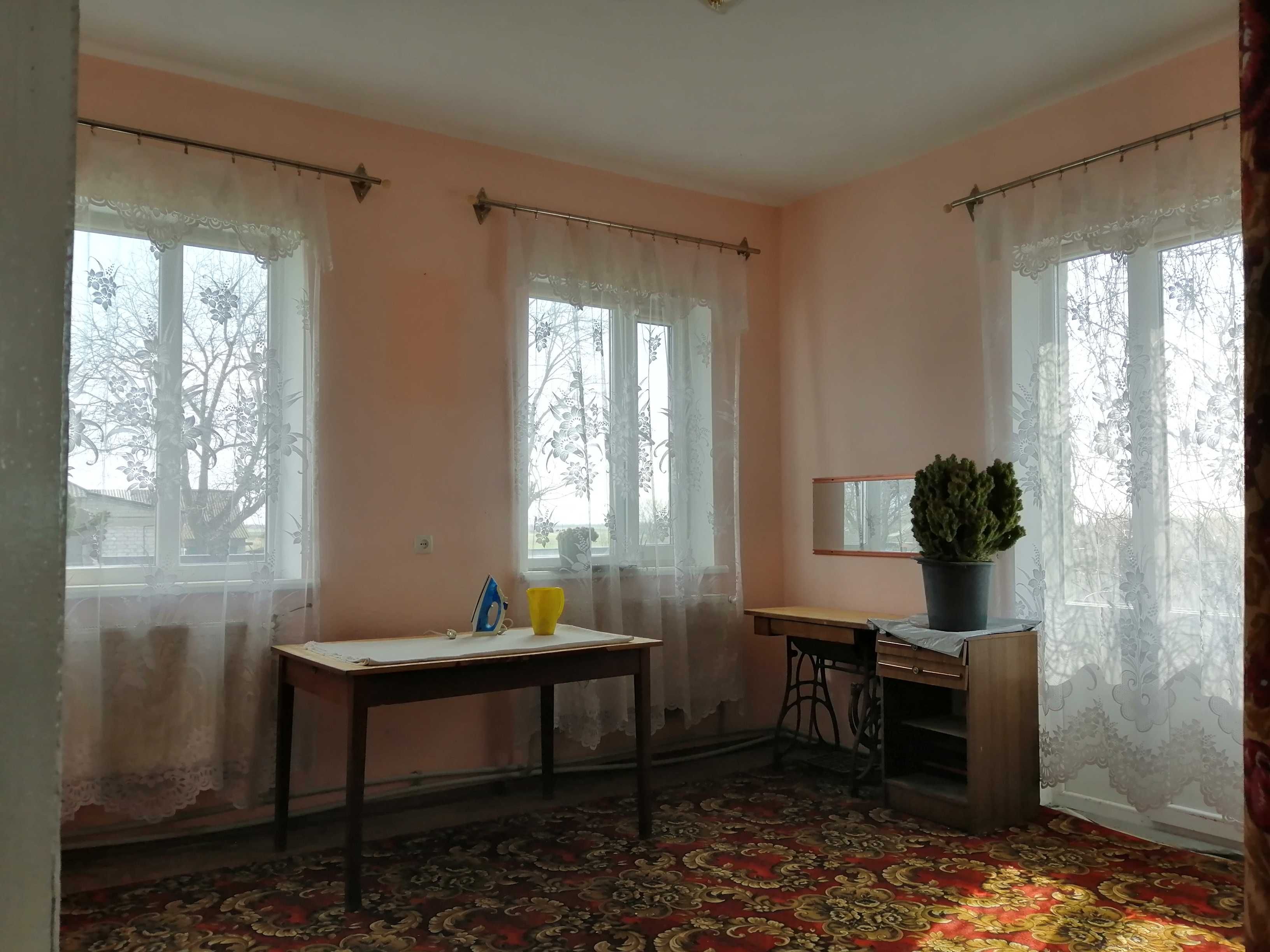 Дім на пагорбі з туями