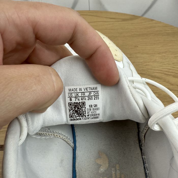 Оригінальні кросівки Adidas ozelia