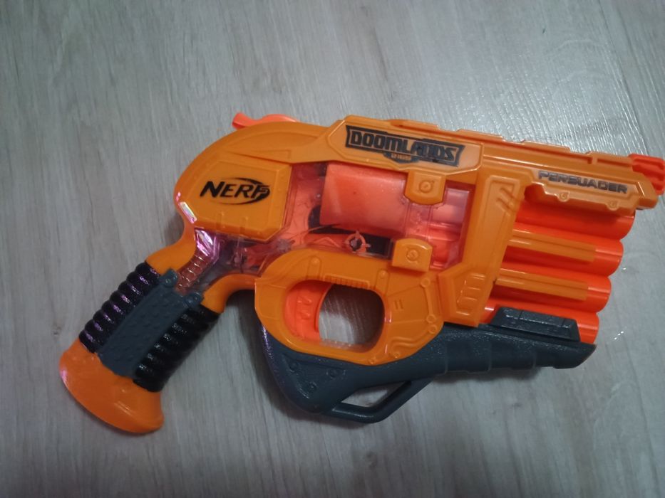 Pistolet NERF doomlands