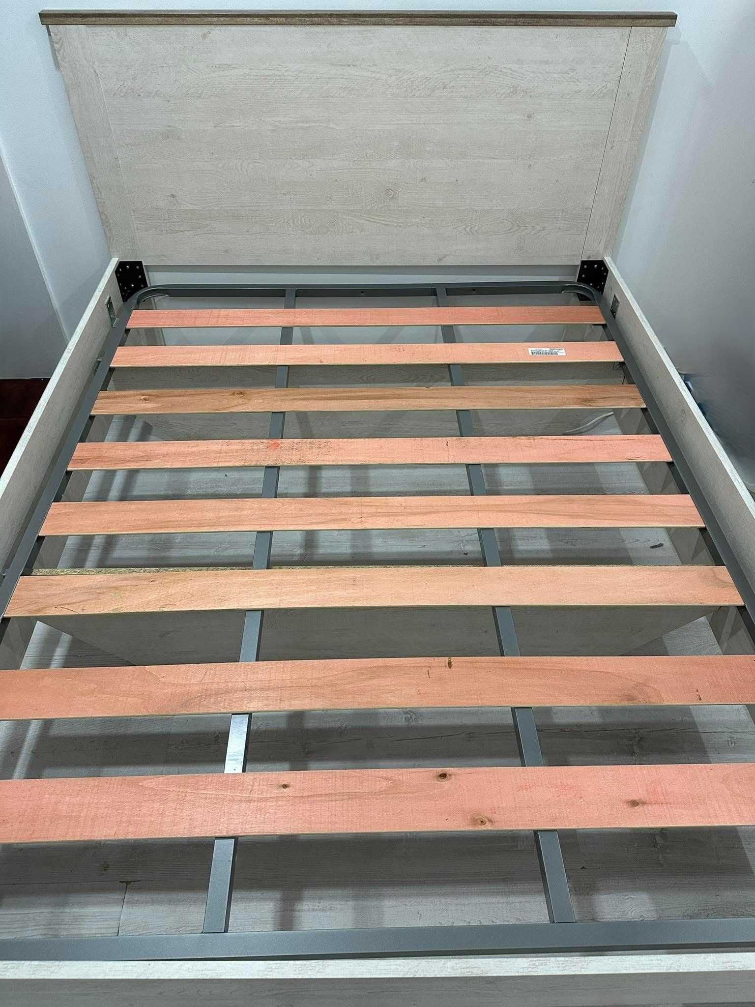 Cama de casal + estrado com pouco uso