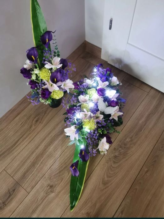 Kwiaty , kompozycja na cmentarz obciążona