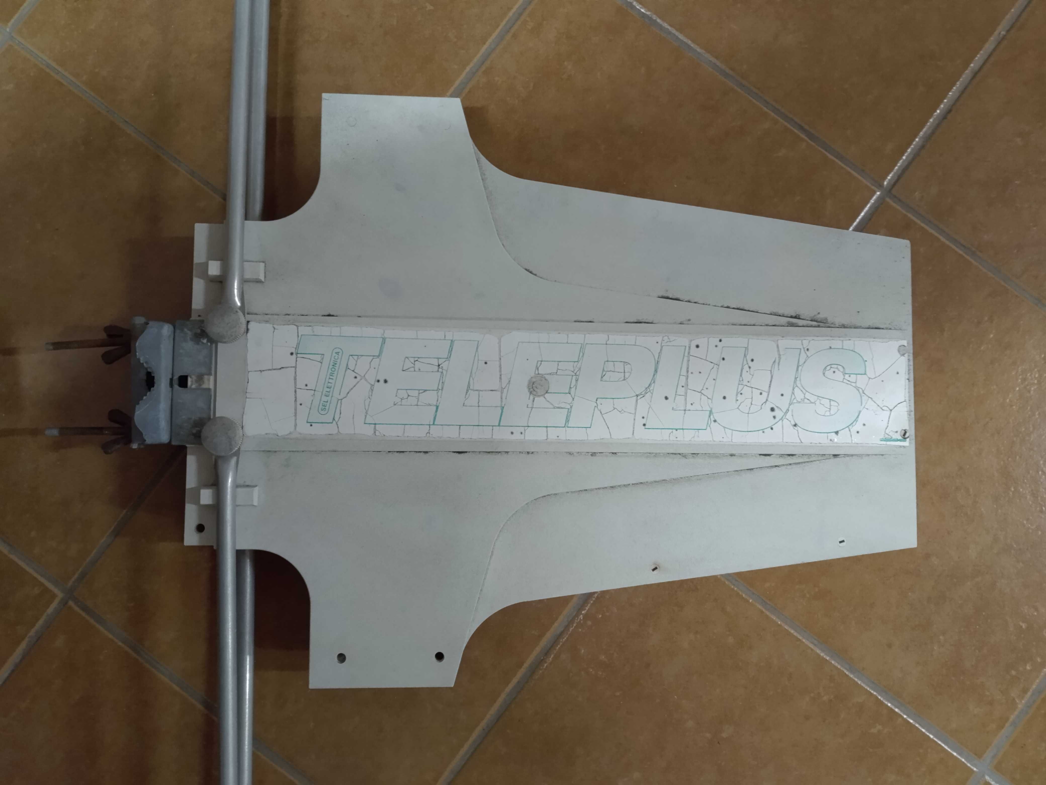 Antena satelitarna TELEPLUS / TELECO do kampera HYMERMOBIL B544 / B554