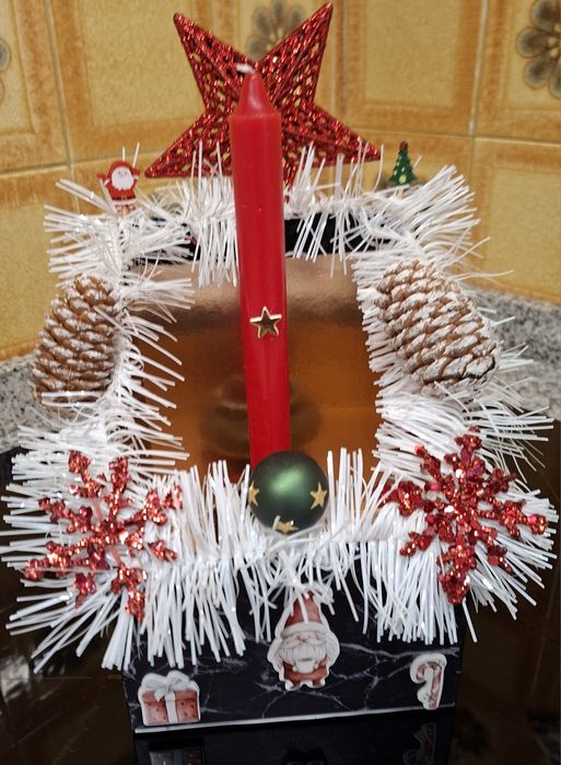 Arranjo decorativo com vela de Natal mais lembranças docinhas