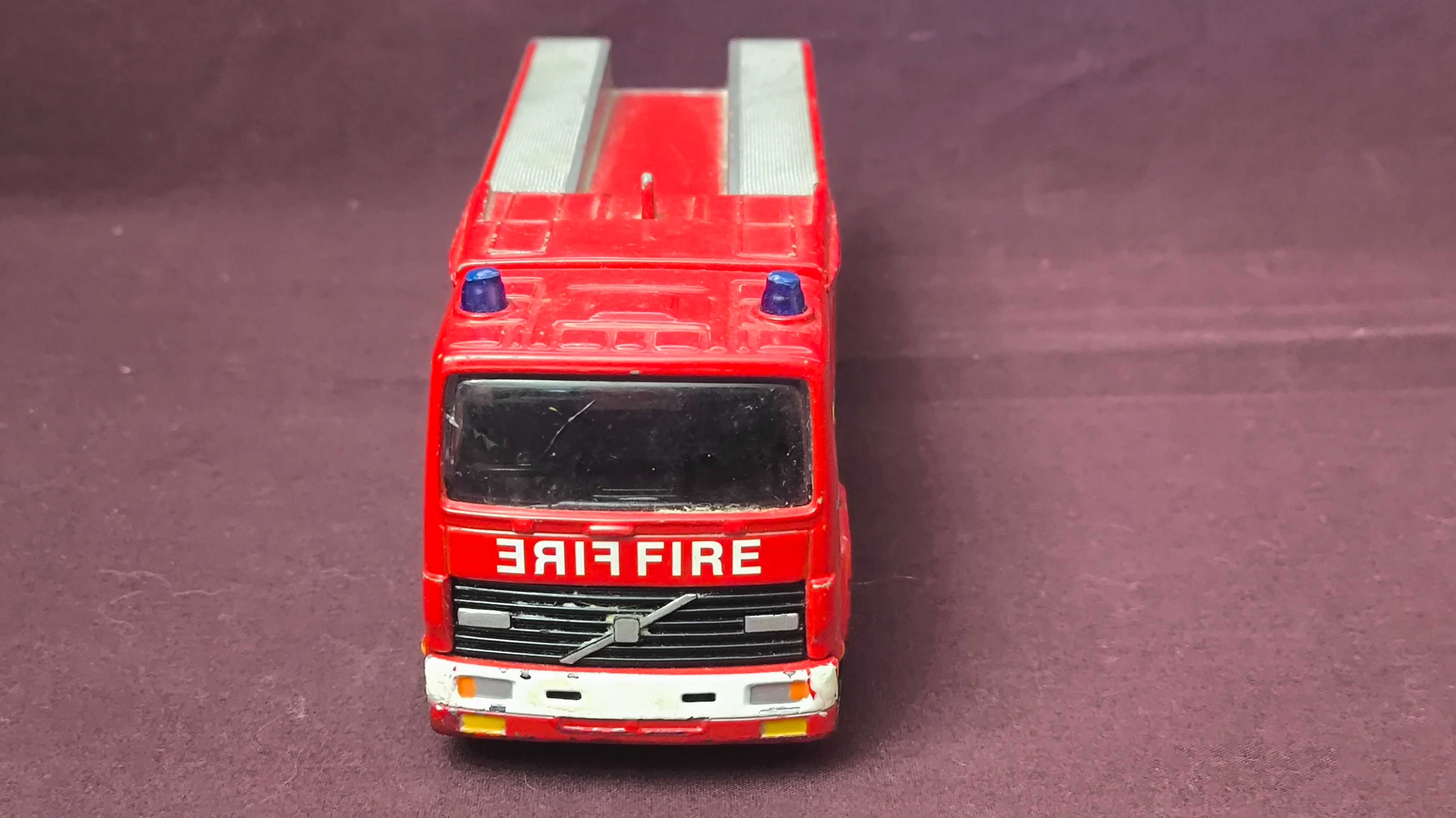 Пожарная машина Volvo Fire Engine Corgi