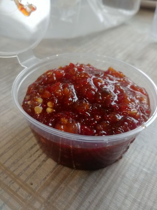 Соус из острого перца Чили.