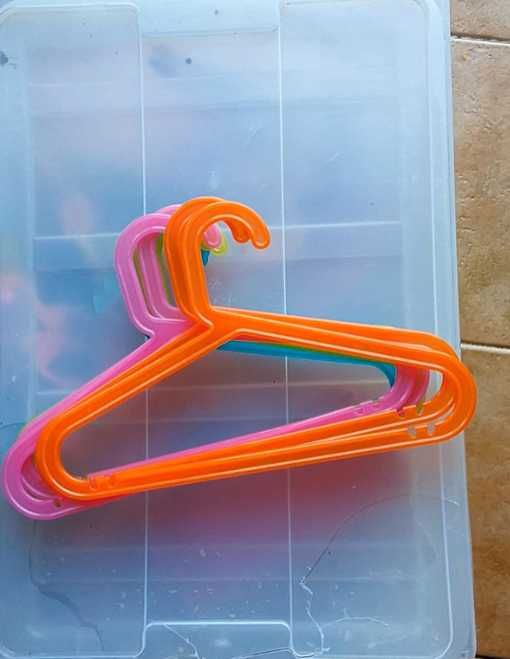 Conjunto de cabides de plástico coloridos
