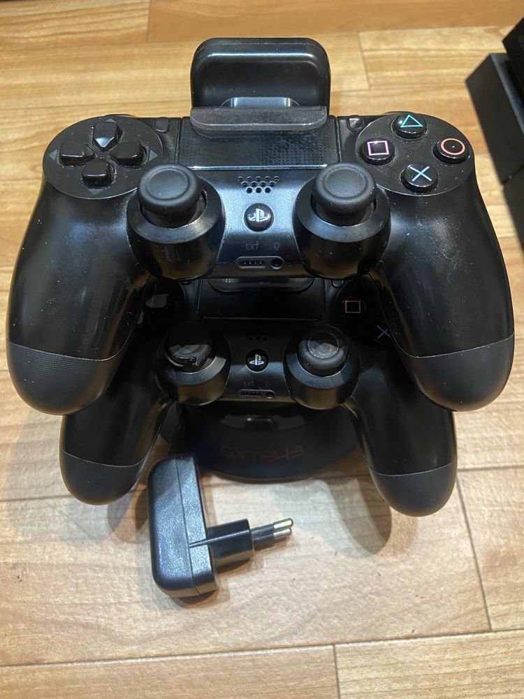 Playstation 4 500gb + 2 dualshock + зарядная станция