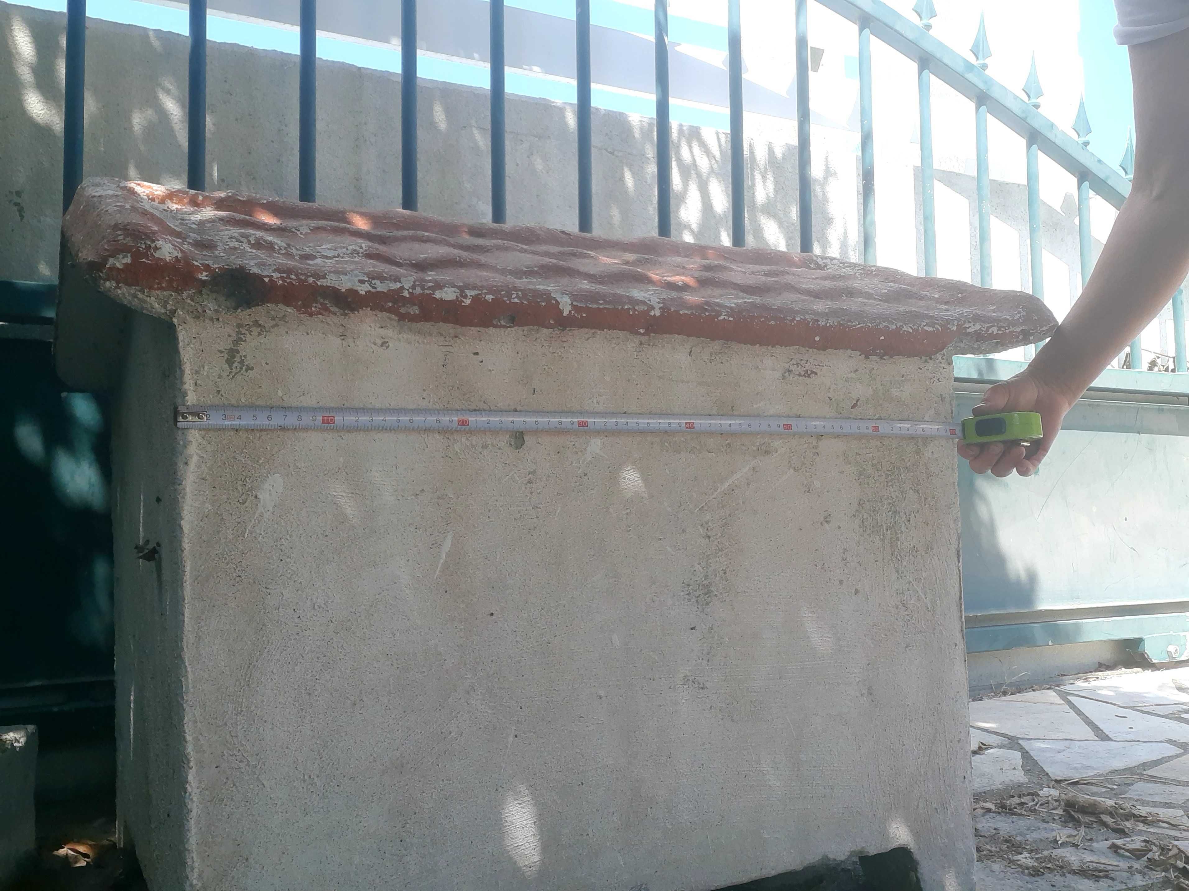 Vende-se casota de cimento para cão de porte médio.